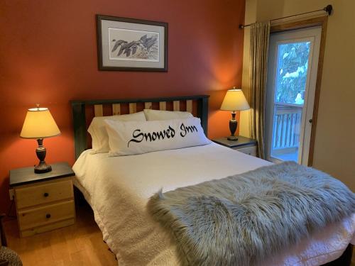 Postel nebo postele na pokoji v ubytování Snowed Inn Chalet by Fernie Central Reservations Right on the Slopes