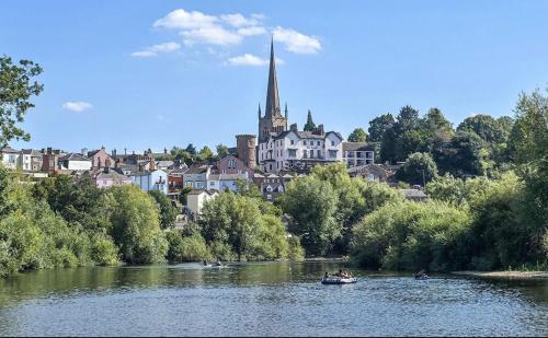 Udsigt til en flod der løber i nærheden af lejligheden