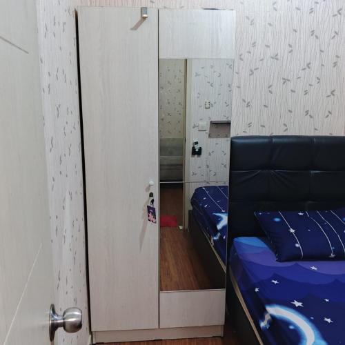 a small room with a bed and a mirror at Nusantara Center Point By Reccoma in Kayuringin