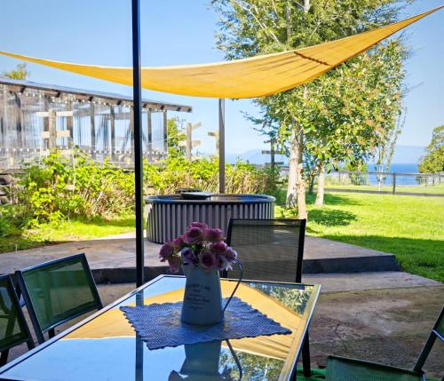 弗鲁蒂亚尔"Los laureles" vista al lago的桌子上放着一瓶花