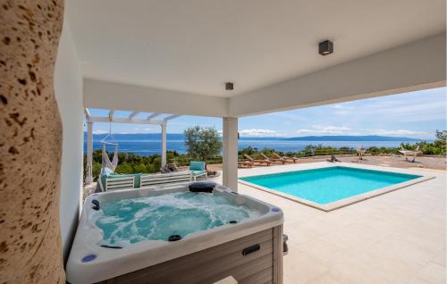 Swimmingpoolen hos eller tæt på Luxurious Home In Ravni With Sauna