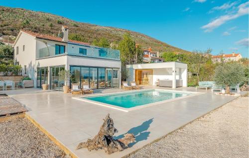 Swimmingpoolen hos eller tæt på Luxurious Home In Ravni With Sauna