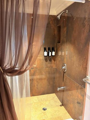 Et badeværelse på Caye Caulker Boutique Guesthouse 5