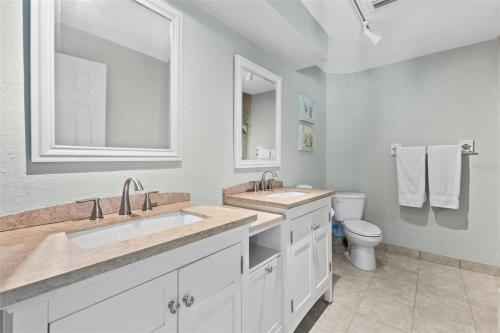 Et badeværelse på Marina Cove Villa waterfront near the beach