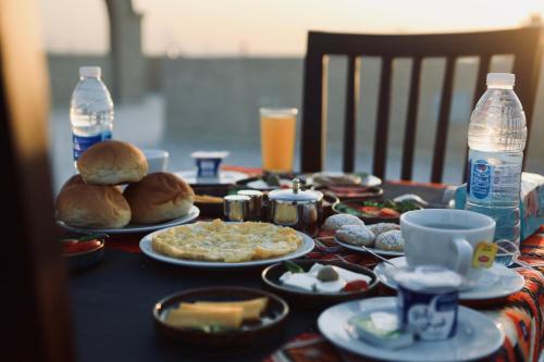 een tafel met ontbijtproducten en waterflesjes erop bij Saray ElOmda Wellness - Retreat Village in Al Karnak