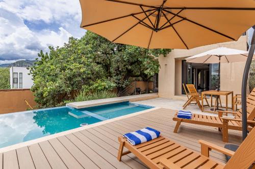 Swimmingpoolen hos eller tæt på Casa Encino - Oasis to share