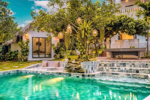 Trại VangVườn Trên Đồi Retreat Villa的房子前面的游泳池