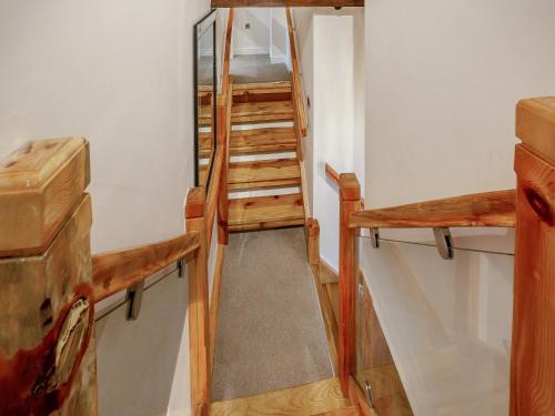 En eller flere køjesenge i et værelse på Mews Cottage