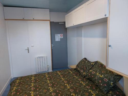 En eller flere senge i et værelse på Sérénité 1