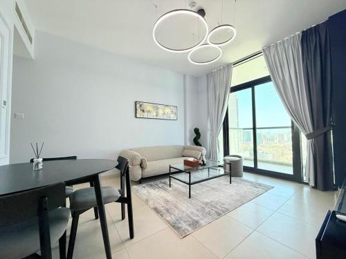 Mahenti - Spacious 1-Bedroom Apartment in JVC