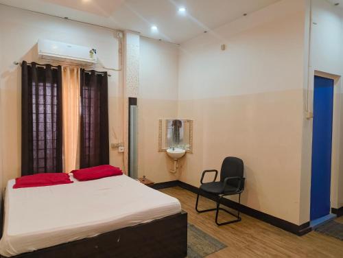 Ένα ή περισσότερα κρεβάτια σε δωμάτιο στο Hotel Ganapati Bhawan