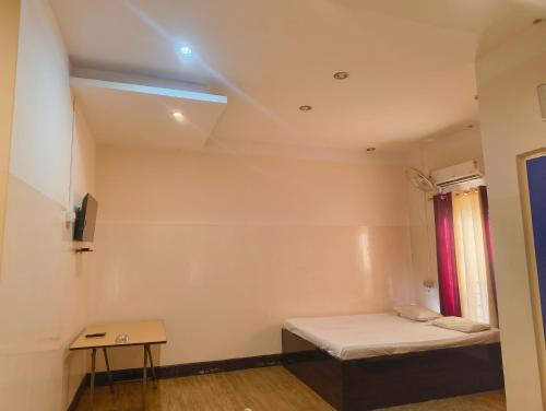 Ένα ή περισσότερα κρεβάτια σε δωμάτιο στο Hotel Ganapati Bhawan