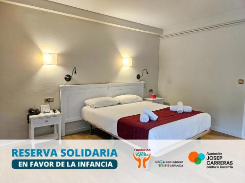 Un dormitorio con una cama con dos toallas encima. en Hotel Pere D'Urg 3000, en Encamp