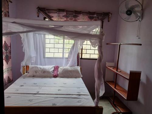 En eller flere senge i et værelse på Magogoni Guest House