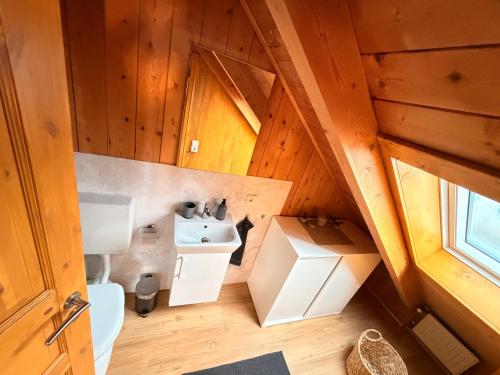een uitzicht op een badkamer in een tiny house bij Ferienparadies Vogelsbergliebe in Grebenhain