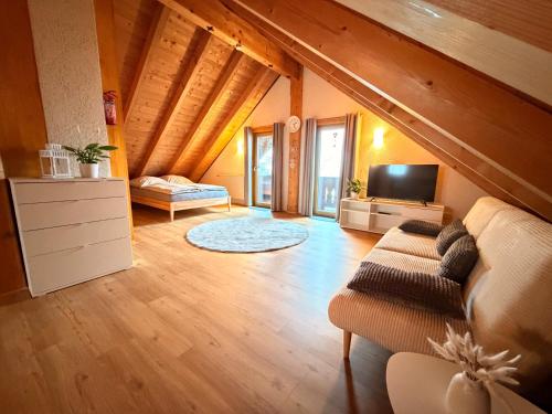 een woonkamer met een bank en een tv bij Ferienparadies Vogelsbergliebe in Grebenhain