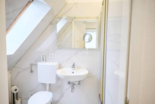 bagno con lavandino e specchio. di ImoX a Wuppertal