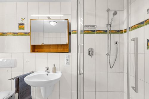 Et badeværelse på wolke 7 - traumhafter Bergblick mit Stil - Garage