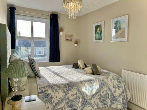 En eller flere senge i et værelse på Charming Pembrokeshire Townhouse