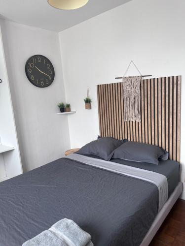 En eller flere senge i et værelse på Halte Centre Orléans Proche Gare I Collection IQ