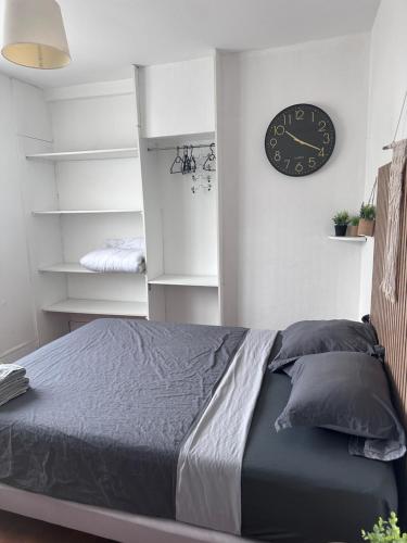 En eller flere senge i et værelse på Halte Centre Orléans Proche Gare I Collection IQ