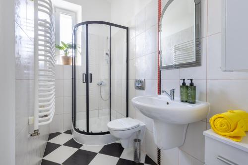 ein Badezimmer mit Waschbecken, Toilette und Dusche in der Unterkunft ANTA Salt Mine City in Wieliczka