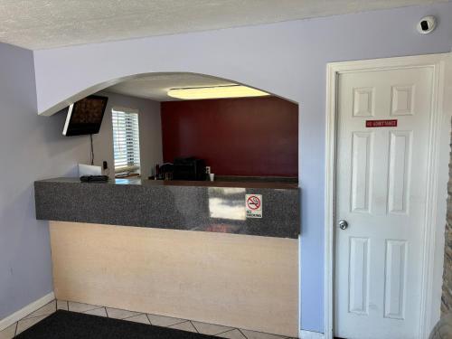 Køkken eller tekøkken på Red Roof Inn Panama City Beach