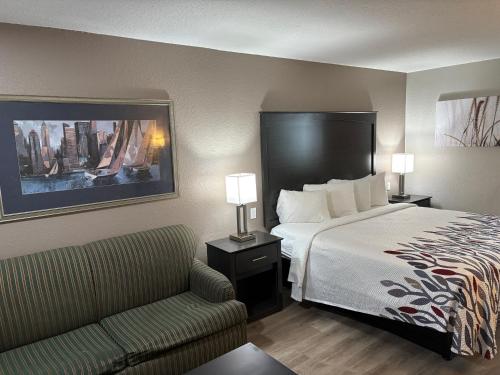 En eller flere senge i et værelse på Red Roof Inn Panama City Beach