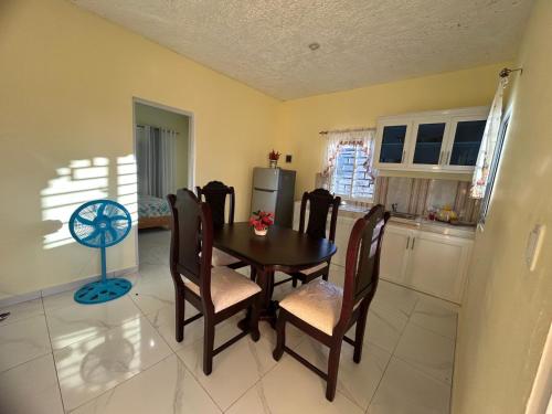 - une cuisine avec une table à manger et des chaises dans l'établissement Apartamentos-Oliver, à Las Galeras