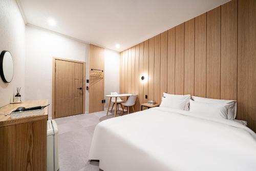 Postel nebo postele na pokoji v ubytování 레스티아 스테이 강릉역점