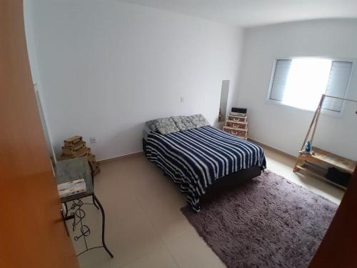 ボイトゥヴァにあるmorada do descansoのベッドルーム1室(ベッド1台、ラグ、窓付)