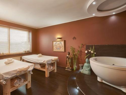 Giường trong phòng chung tại Mercure Wrocław Centrum