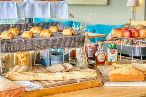 una muestra de pan y bollería en una mesa en Domaine de Bellevue - Restaurant & Spa, en Neufmoutiers-en-Brie