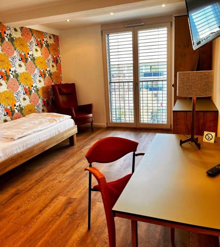 a bedroom with a bed and a table and chairs at Wohnfakturei in Augsburg