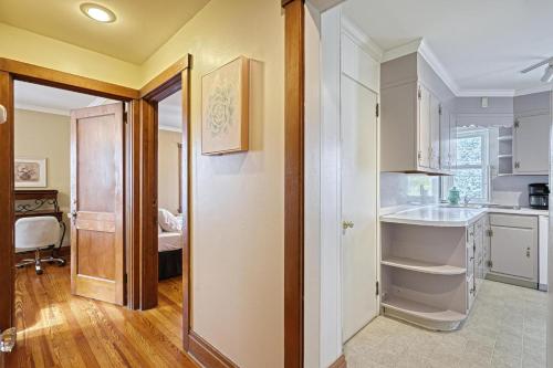 eine Küche mit weißen Schränken und einer Spüle in der Unterkunft Suites On Chocolate - The Hershey House in Hershey