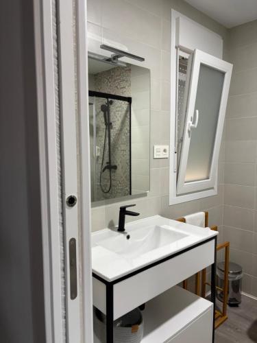 Et badeværelse på Hostal Restaurante Los Rosales