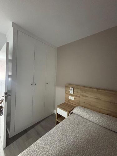 En eller flere senge i et værelse på Hostal Restaurante Los Rosales