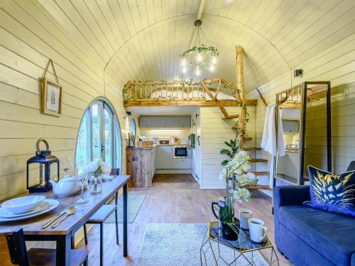 een woonkamer met een blauwe bank en een tafel bij Heather - Uk34841 in Straiton