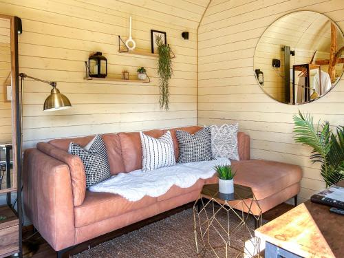 een bruine bank in een kamer met een spiegel bij Heather - Uk34841 in Straiton