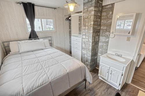 En eller flere senge i et værelse på Suites On Chocolate - The Annville Cottage