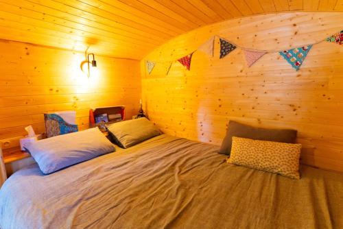 Postel nebo postele na pokoji v ubytování Roulotte La Vert-Dîne