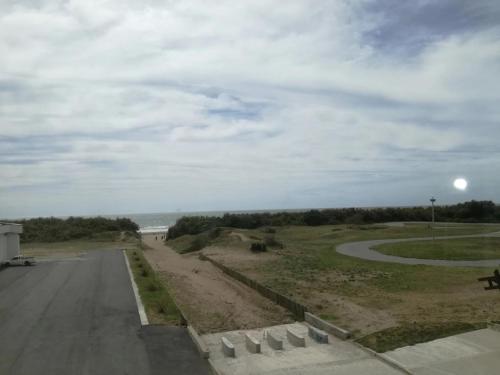 een lege weg met uitzicht op de oceaan bij Hotel Gran Bacu in Mar de Ajó