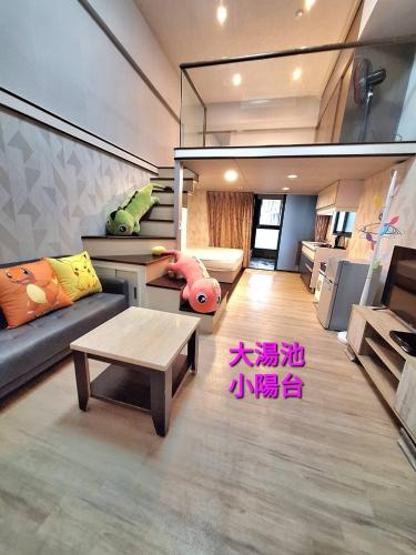 ein Wohnzimmer mit Sofa und Tisch in der Unterkunft Winter湯屋樓中樓 in Jiaoxi