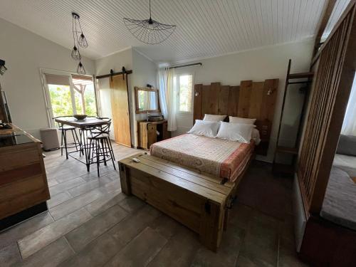 En eller flere senge i et værelse på Le petit Nénuphar