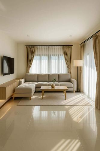 un soggiorno con un divano e un tavolo di Almas home a Hat Yai