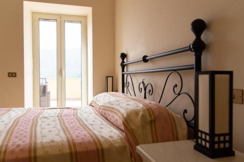 En eller flere senge i et værelse på TERRAZZA PANORMICA PICINISCO, 3 CAMERE, 2 BAGNI CASA VACANZE COLLEPOSTA uno