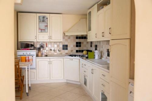 Køkken eller tekøkken på TERRAZZA PANORMICA PICINISCO, 3 CAMERE, 2 BAGNI CASA VACANZE COLLEPOSTA uno