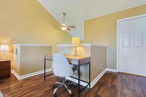 Zimmer mit einem Schreibtisch mit einem Stuhl und einem Deckenventilator. in der Unterkunft Suites On Chocolate - The Theater in Hershey