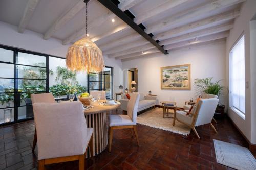 Et opholdsområde på Luxury Condos I Parroquia View & Rooftop Jacuzzi I Paseo del Centro Condominio Boutique