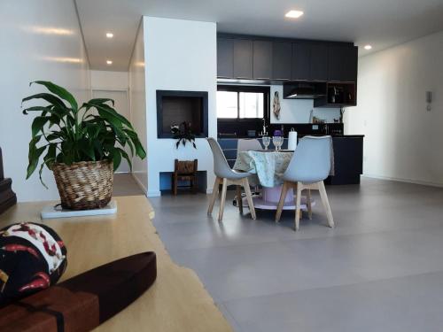 Kuchyň nebo kuchyňský kout v ubytování Apartamento completo Centro Garopaba